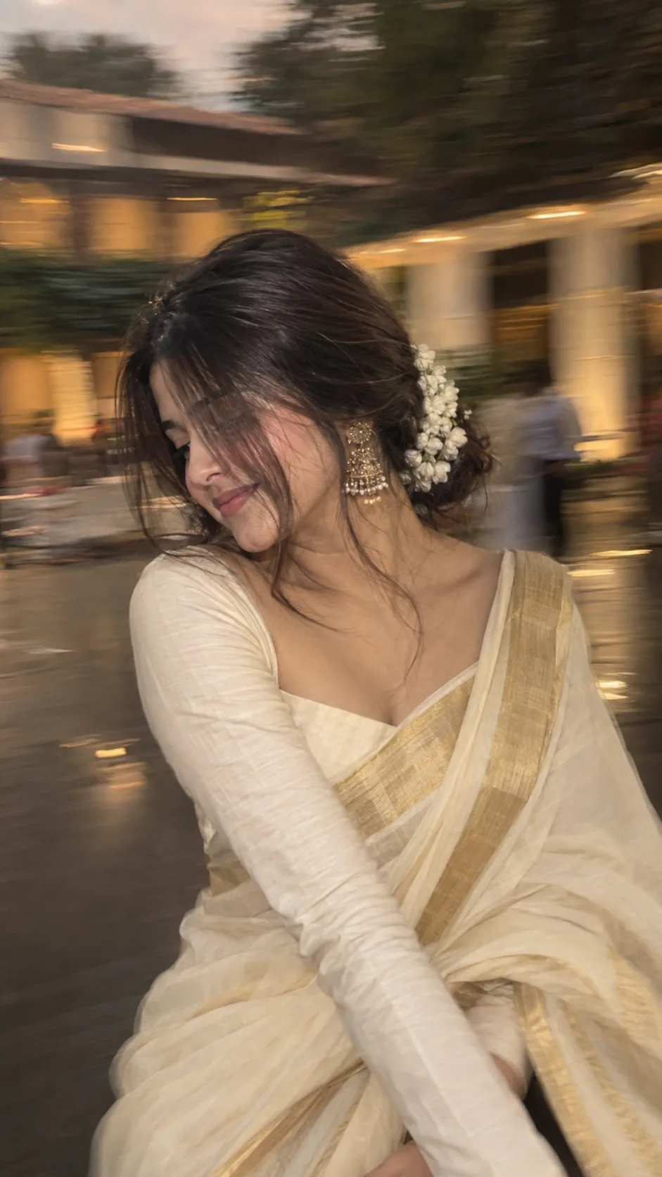 White Saree Motion Blur AI Photo Prompt for Girls — AI photo prompt example